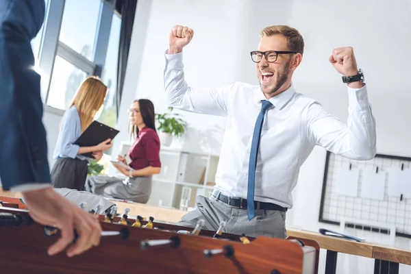 Masa futbolu oynayan iş adamları