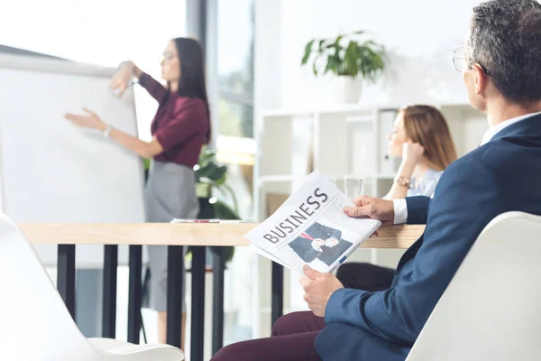 Empresário com jornal segurando — Fotografia de Stock