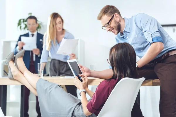 Business partners talking at conference hall — Free Stock Photo