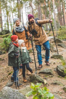 familie wandelen in herfst woud