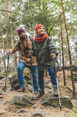 Baba ve oğul birlikte trekking