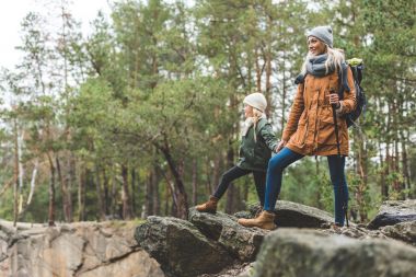 Anne ve kızı birlikte trekking