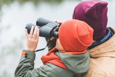 Dürbünle bakan çocuk