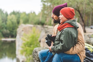 ormandaki dürbün ile aile