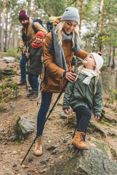 Familie wandelen in herfst woud — Stockfoto