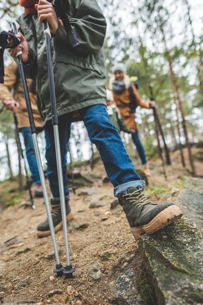 Kind steht auf Felsen — Stockfoto