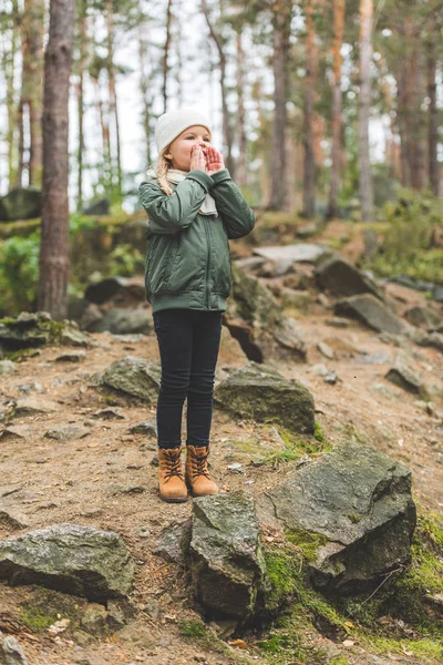 Kid shouting in autumn forest — Stock Photo, Image