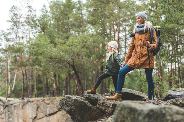 Anya és lánya együtt trekking — Stock Fotó