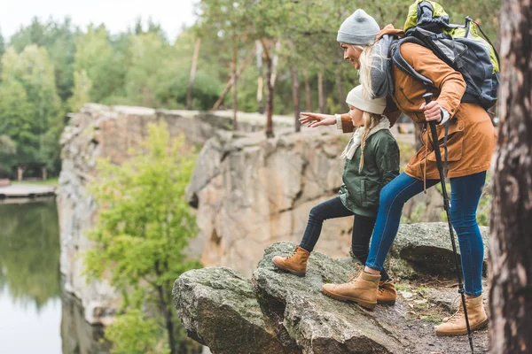 Anya és lánya együtt trekking — Stock Fotó