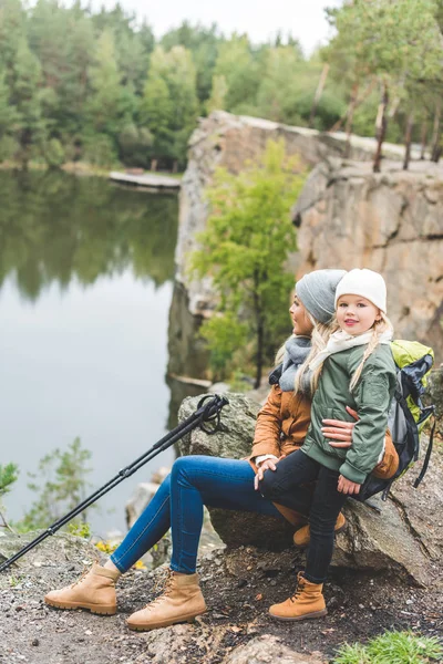 Mother and daughter trekking together — Free Stock Photo