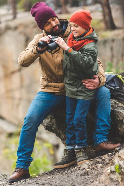 Vader en zoon met een verrekijker — Stockfoto