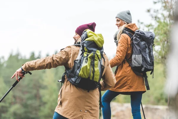 Casal trekking na floresta — Fotografia de Stock