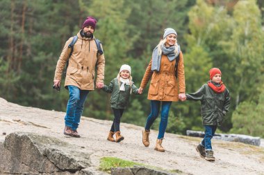 familie wandelen in herfst woud