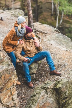gülümseyen iki sonbahar orman içinde