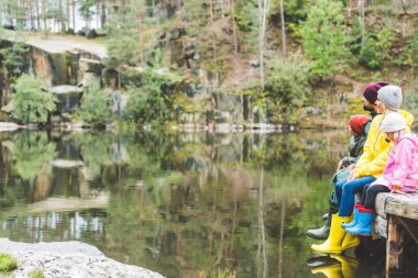 Nehirde dinlenme aile