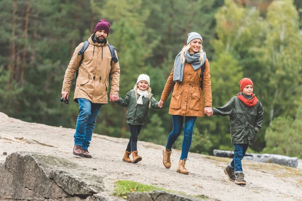 Keluarga berjalan di hutan musim gugur — Stok Foto