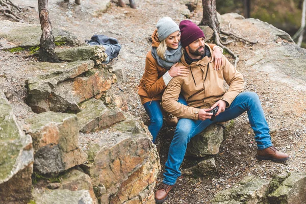 Couple souriant dans la forêt d'automne — Photo