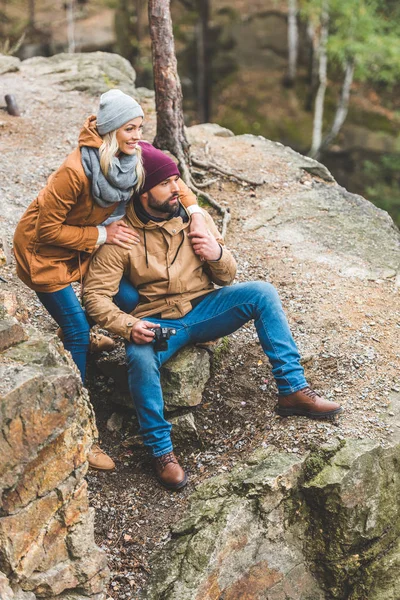 gülümseyen iki sonbahar orman içinde