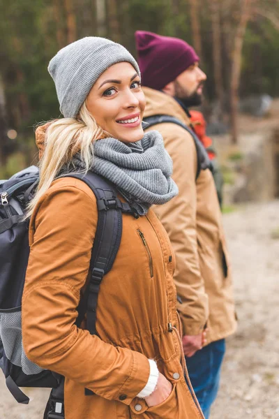 Schöne lächelnde Frau — Stockfoto