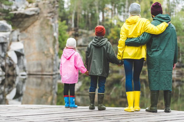 семья стоит на деревянном мосту
