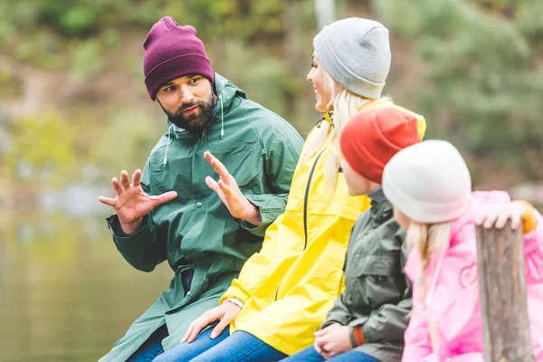 Familie verbringt Zeit im Wald — Stockfoto