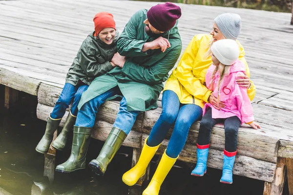 Familie rust aan rivier — Gratis stockfoto