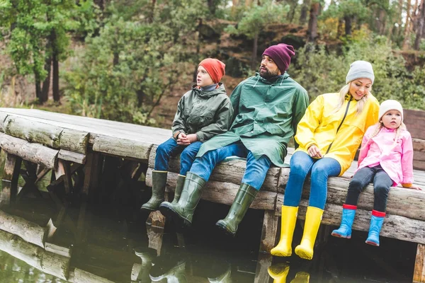 Familjen vilar på floden — Stockfoto