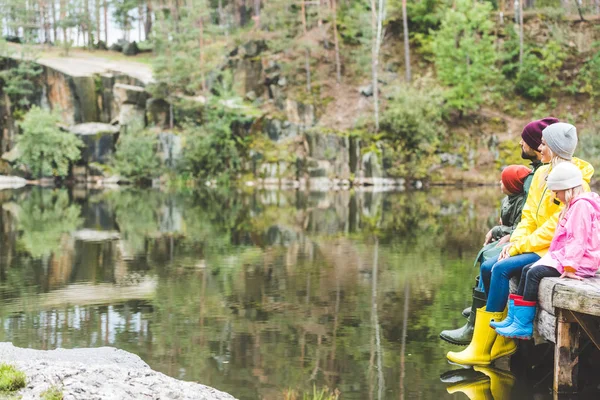 Nehirde dinlenme aile