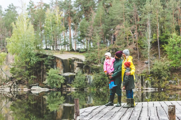 池の近くの秋の森の家族 — ストック写真