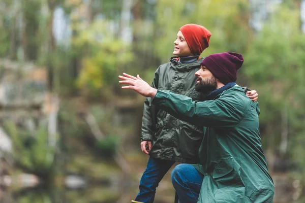 Ayah dan anak di hutan musim gugur — Stok Foto