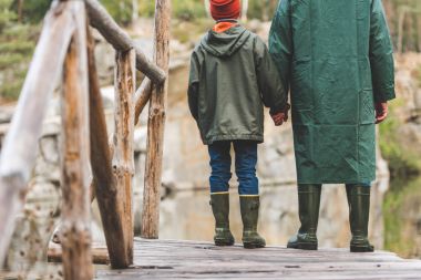 Baba ve oğul ormandaki köprüde duran