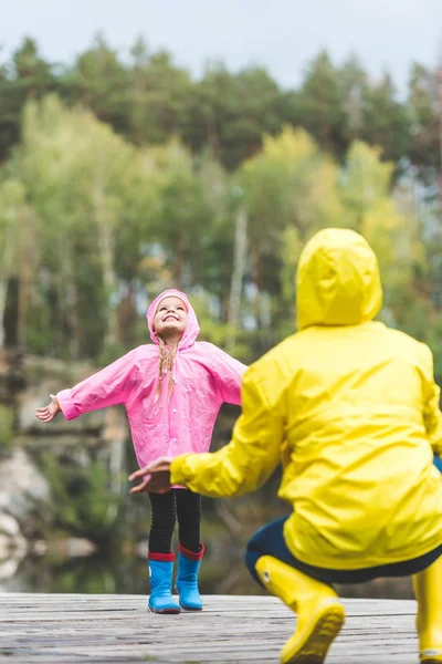 Glückliches Kind im Regenmantel — Stockfoto