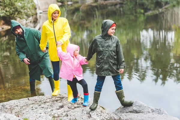 Familie hält Händchen — Stockfoto