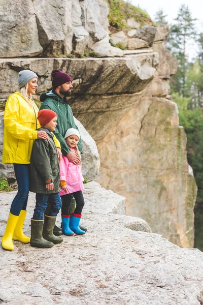 Family standing on rock — Stock Photo, Image