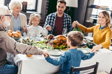 Aile tatil yemekten önce dua