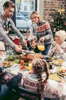 Aile Noel yemeği yiyor.