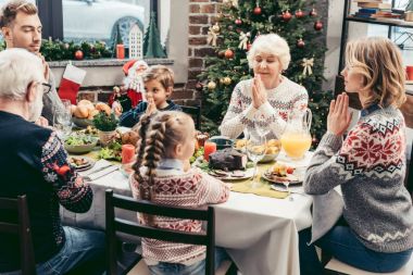 Noel yemeği için dua aile