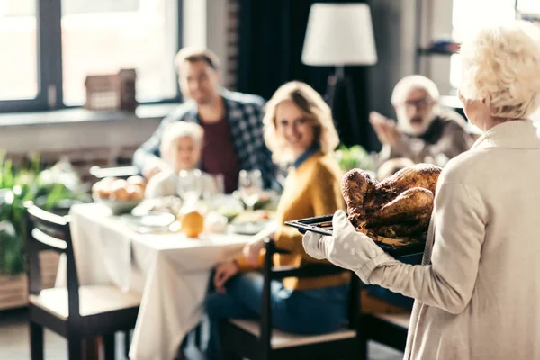 Seniorin trägt Erntedank-Truthahn — Stockfoto