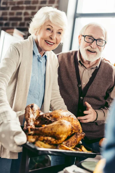 Senior couple with thanksgiving turkey — Stock Photo, Image