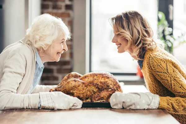 Senior mother and daughter with turkey — Stock Photo, Image