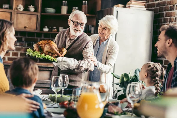 Grand-père avec délicieuse dinde pour Thanksgiving — Photo