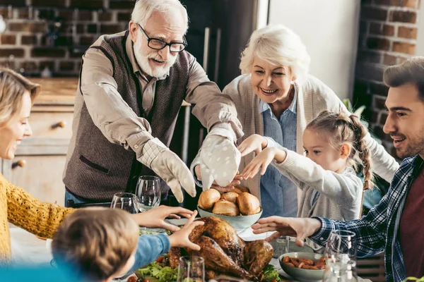 Família ter jantar de férias — Fotografia de Stock