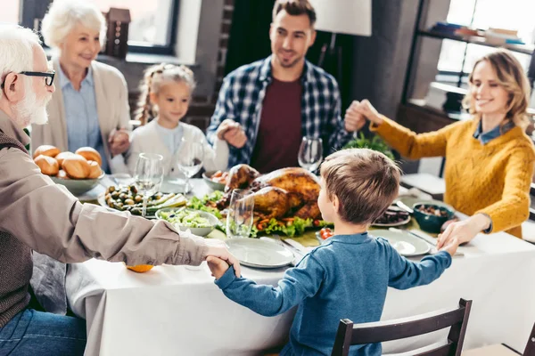 Family praying before holiday dinner — Stock Photo, Image