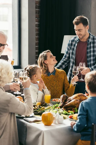 FamilieThanksgiving – stockfoto