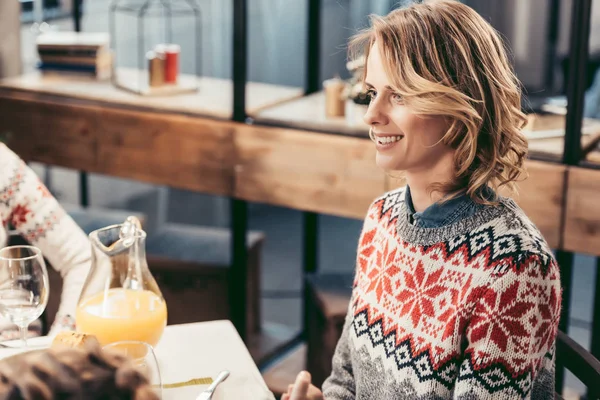 Mujer en suéter en la mesa de Navidad — Foto de Stock