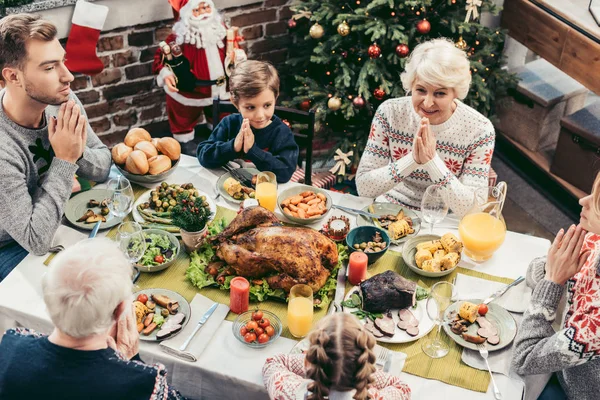 Οικογένεια που προσεύχεται για δείπνο των Χριστουγέννων — Φωτογραφία Αρχείου