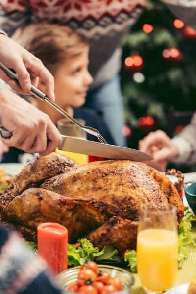 Man snijden kerst Turkije — Stockfoto