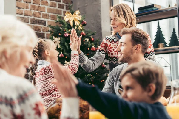 Familie gibt High Five an Weihnachten — Stockfoto