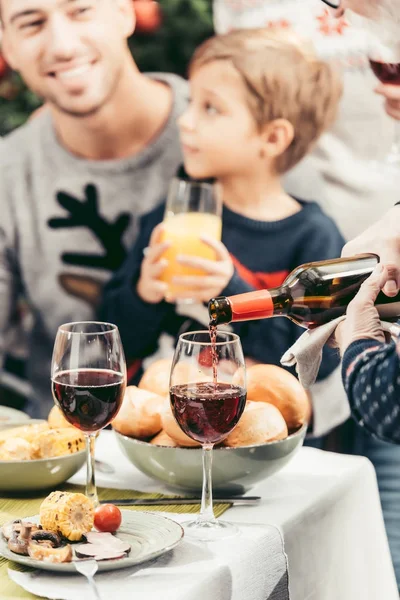 Mand hælde vin i briller - Stock-foto