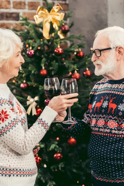 クリスマスに年配のカップル素晴らしく眼鏡 — ストック写真